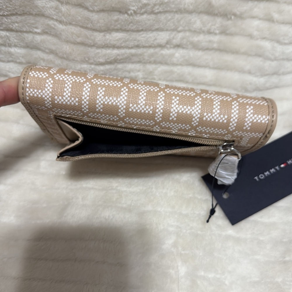 Tommy Hilfiger Tan and White Women's Wallet - Picture 4 of 9